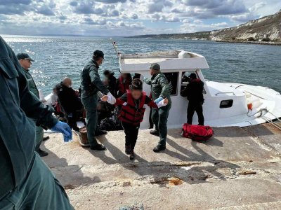 Граничари спасиха лодка с 38 бедстващи мигранти край Шабла