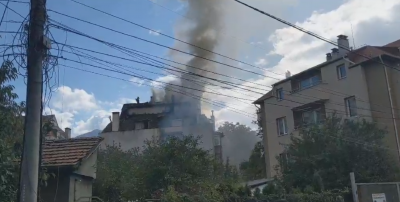 Пожар изпепели покрива на жилищна сграда в София (СНИМКИ И ВИДЕО)