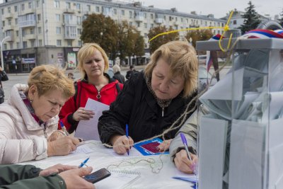 Втори ден от гласуването на референдумите в четири украински територии (ОБЗОР)