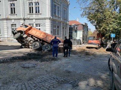 Камион пропадна в изкоп по водния проект в центъра на Русе