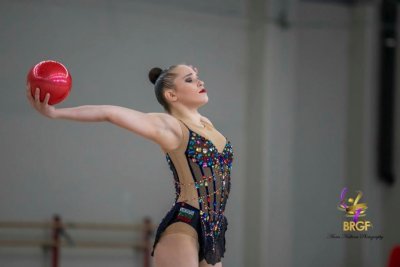 Националните ни състезателки по художествена гимнастика Татяна Воложанина и Ева