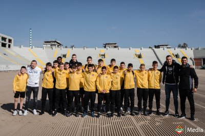 Тодор Неделев, футболисти, юноши и треньори на Ботев Пловдив дадоха старт на затревяването на терена на "Колежа"