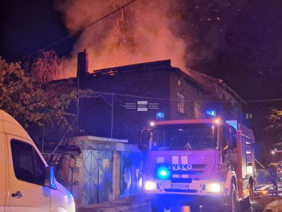Пожар изпепели къща в центъра на Казанлък (Снимки и видео)