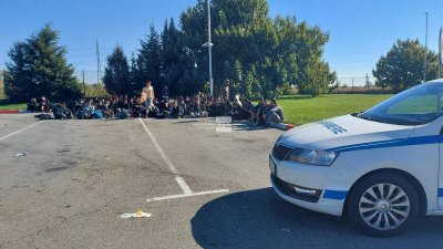 Задържаха дрогиран шофьор, превозващ 75 нелегални мигранти на АМ "Тракия" (СНИМКИ)
