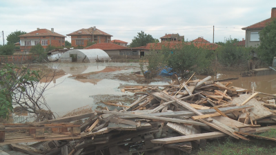 Жители от наводнените села които пострадаха от потопа през септември