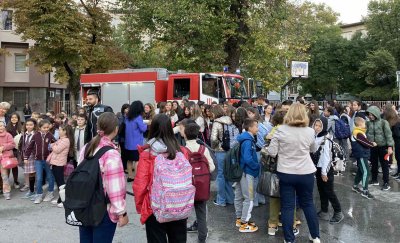 След пожара: Учениците се връщат в сградата на ОУ "Душо Хаджидеков" в Пловдив