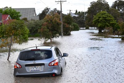 Евакуация беше наредена в три австралийски щата заради наводнения причинени
