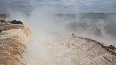 Водопадите са пълни след обилни валежи в Бразилия