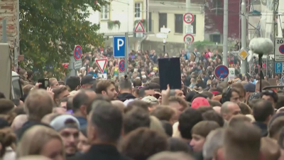 Хиляди се събраха в центъра на Братислава в знак на