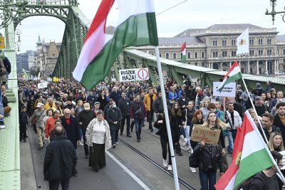 Десетки хиляди унгарци протестираха вчера в центъра на Будапеща срещу
