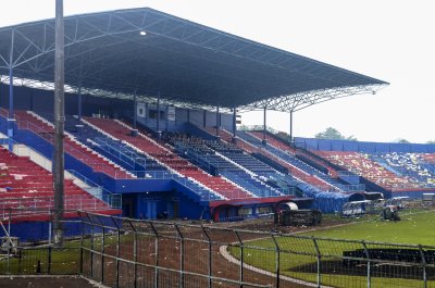 Футболният стадион в Индонезия на който 133 души загубиха живота