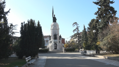 Вандали отново поругаха един от символите на Велико Търново - паметника "Майка България"