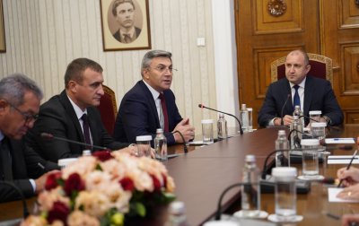 Държавният глава Румен Радев провежда днес консултации с представители на