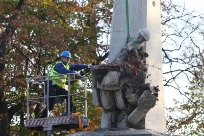 Полша разруши четири монумента посветени на бойци Червената армия загинали