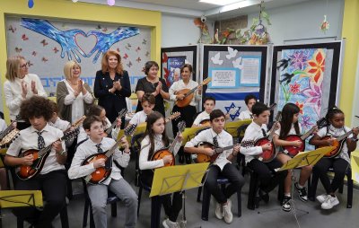 С българска народна песен посрещнаха Илияна Йотова в израелско училище