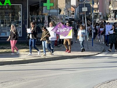 Медици блокираха кръгово кръстовище в Благоевград в знак на протест срещу ниското заплащане