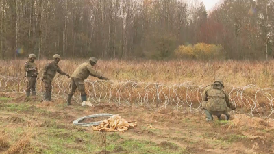 Полша започна да изгражда телена ограда по границата с руския
