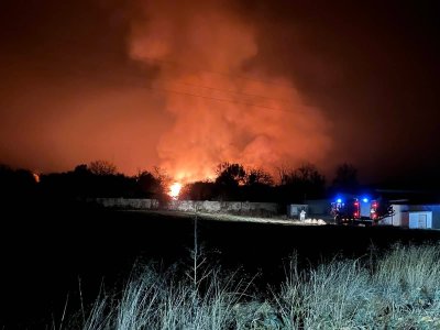 Пожар гори в двора на завод Арсенал в Казанлък Един противопожарен