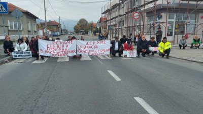 Пореден протест в село Братаница в памет на убитото на пешеходна пътека момиченце (СНИМКИ)