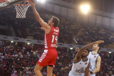 Българският баскетболист Александър Везенков влезе в топ 20 по реализирани
