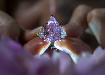 Най големият крушовиден яркорозов диамант предлаган на търг беше продаден