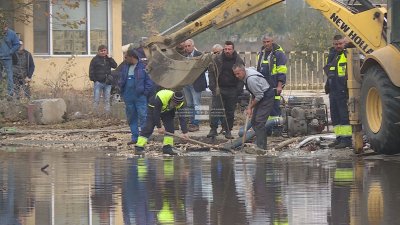ВиК авария във Варна затвори част от пътя за Кораборемонтния завод