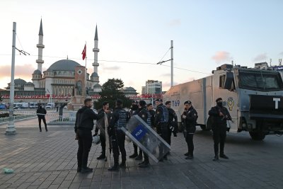 Мощна експлозия разтърси Истанбул (СНИМКИ)