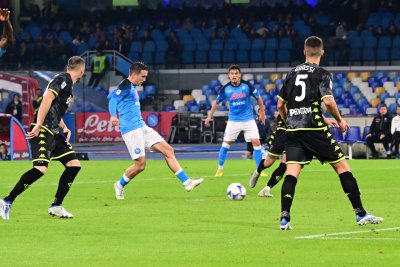 Наполи сломи Емполи като домакин за десета поредна победа в Серия А