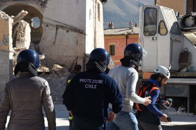 Затворени училища и спрени влакове след силното земетресение в Италия
