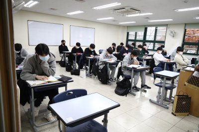 Повече от половин милион ученици в Южна Корея днес са