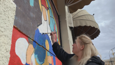 Изкуство по време на война: Млади украинци рисуват витражи в Харков