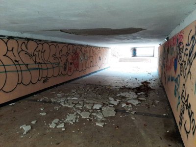Срути се таван на оживен подлез във Варна