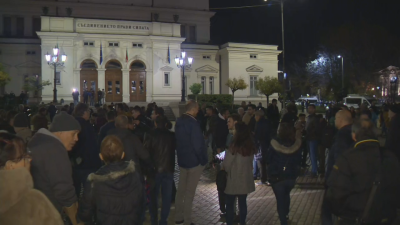 Граждани в София и Варна протестират срещу връщането на хартиената