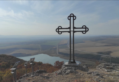 Монтираха 4-метров кръст до търговищкото село Буховци