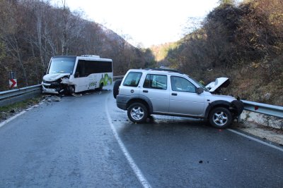 Катастрофа между автобус и джип на пътя за Рилския манастир