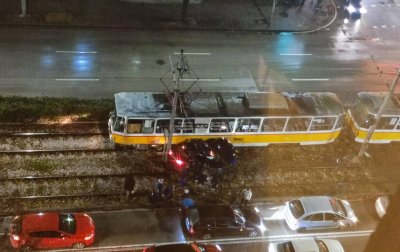 Катастрофа между автомобил и трамвай в София, има пострадал