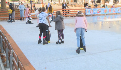 Ледената пързалка в Русе събира все повече любители на кънките.