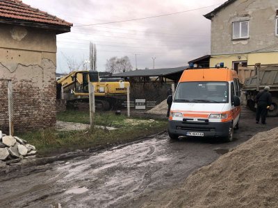 Двама работници загинаха при изкопни работи в Перник (СНИМКИ)
