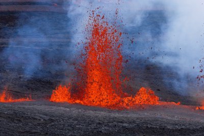 На Хаваите продължава изригването на най големия действащ вулкан в света