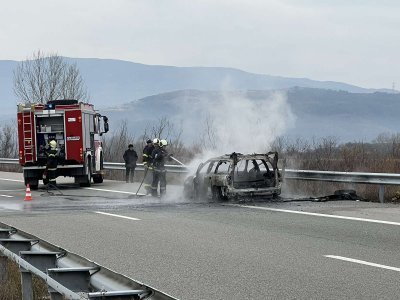 Автомобил се запали на АМ "Струма" (СНИМКИ)