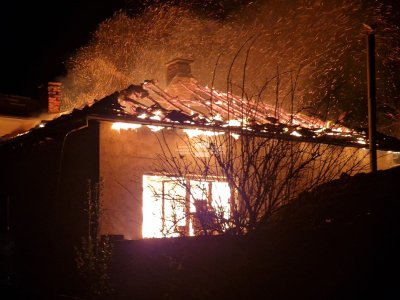 Къща изгоря до основи в град Крън, няма пострадали (СНИМКИ/ВИДЕО)