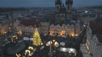 Начало на коледния сезон и в Прага - в центъра на града светна 25-метрова елха