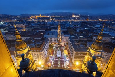 Будапеща грее в коледна украса