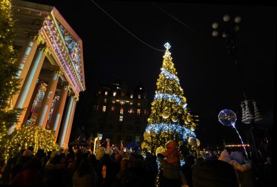 Запалиха светлините на коледното дърво в София (Снимки)