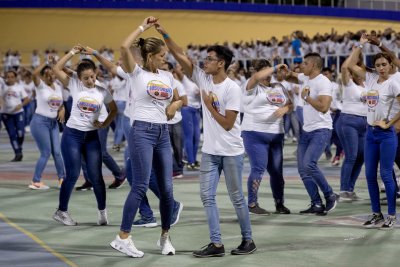 2000 души танцуваха салса в опит за рекорд на Гинес