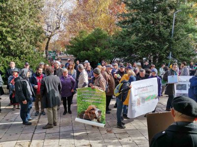 Протест пред Областната управа в Пловдив в защита на зелените площи до Гребната база