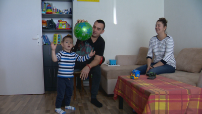 "Българската Коледа" помага на малкия Християн, който има нужда от редовна рехабилитация заради заболяването си