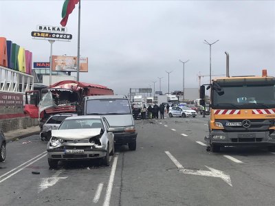 Верижна катастрофа с 10 леки коли и 2 камиона на Околовръстното в София, има пострадали