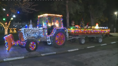 Украсиха трактор за Коледа в русенско село