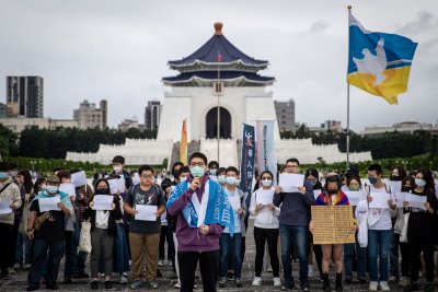 След Пекин, все повече китайски градове обявяват облекчаване на строгите